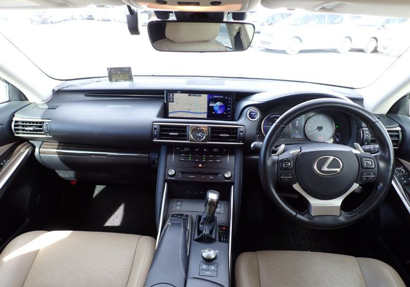 2018 LEXUS IS300h
