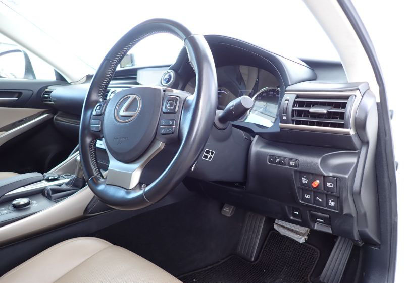 2018 LEXUS IS300h