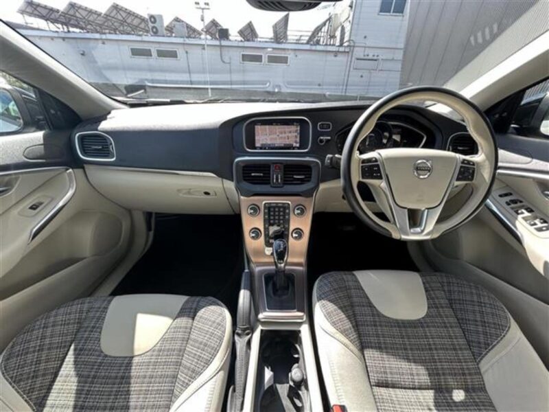 2020 VOLVO V40 Cross Country T5 AWD Momentum