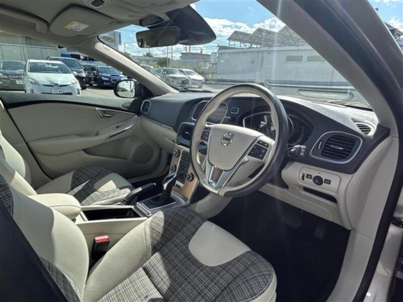 2020 VOLVO V40 Cross Country T5 AWD Momentum