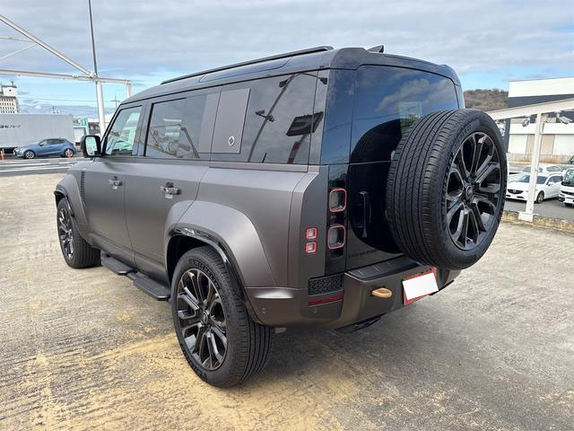 2025 Land Rover Defender OCTA 635PS