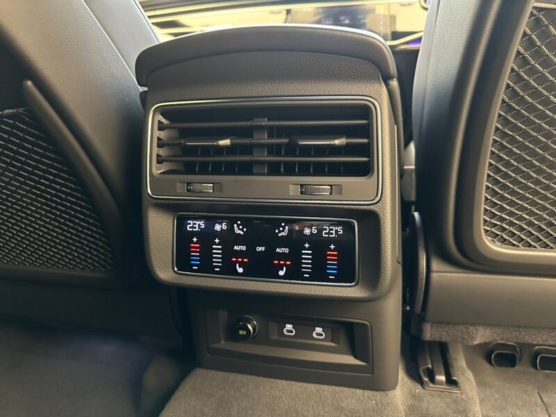 2023 AUDI SQ8 (3BA-F1DWRA)