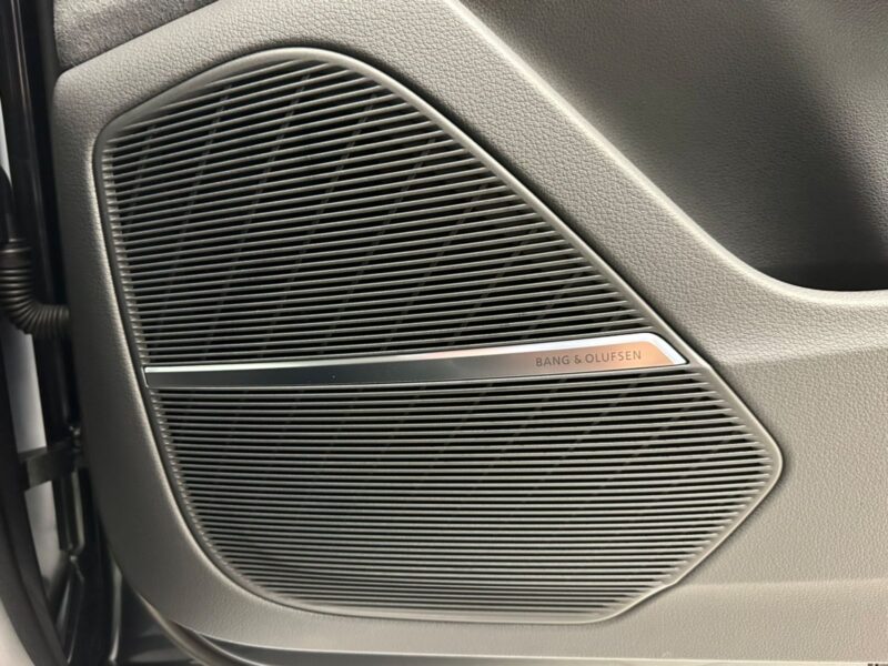 2023 AUDI SQ8 (3BA-F1DWRA)